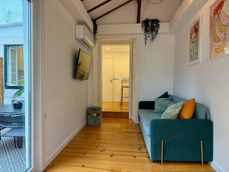 Salle de séjour élégante avec mobilier moderne dans un appartement à Building Rua do Benformoso - ld-ninja-stays - 1383548 à Santa Maria Maior, Lisbon Salle de séjour élégante avec mobilier moderne dans un appartement à Building Rua do Benformoso - ld-ninja-stays - 1383548 à Santa Maria Maior, Lisbon