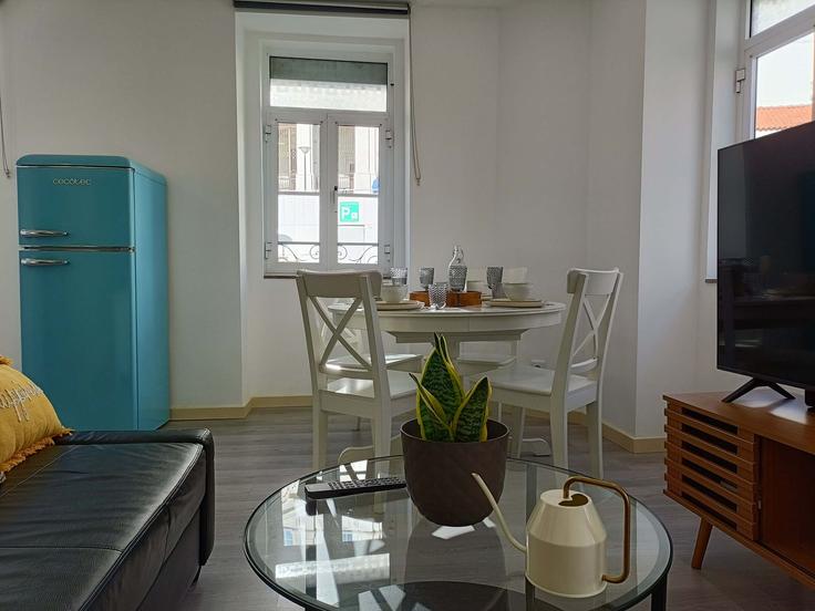 Elegant gestaltetes Wohnzimmer mit moderner Einrichtung in einer Wohnung im Building Travessa Convento de Jesus - ld-ninja-stays - 1262808 - LIS in Misericórdia, Lisbon