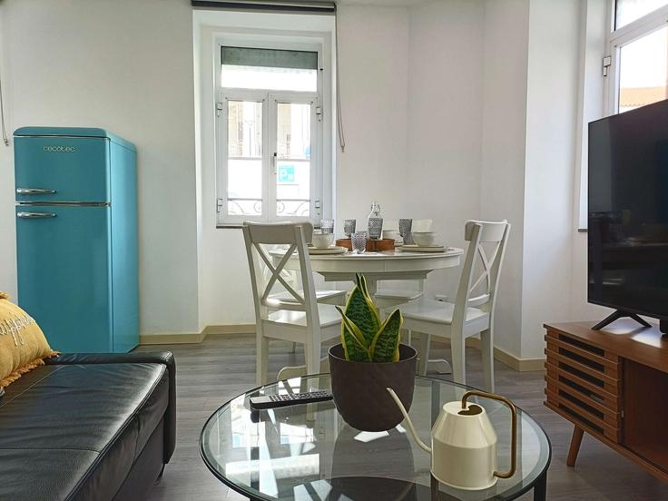 Salle de séjour élégante avec mobilier moderne dans un appartement à Building Travessa Convento de Jesus - ld-ninja-stays - 1262808 - LIS à Misericórdia, Lisbon