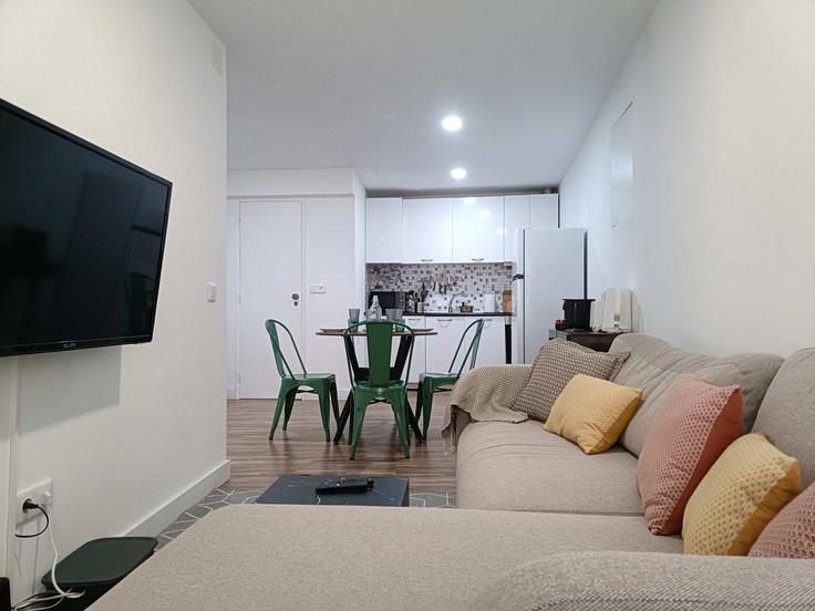 Sala de estar elegantemente projetada com móveis modernos em um apartamento no Building Rua Afonso de Albuquerque - ld-ninja-stays - 1383547 em Santa Maria Maior, Lisbon Sala de estar elegantemente projetada com móveis modernos em um apartamento no Building Rua Afonso de Albuquerque - ld-ninja-stays - 1383547 em Santa Maria Maior, Lisbon