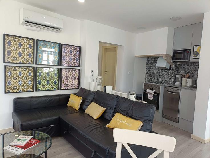 Elegant gestaltetes Wohnzimmer mit moderner Einrichtung in einer Wohnung im Building Travessa Convento de Jesus - ld-ninja-stays - 1262808 - LIS in Misericórdia, Lisbon