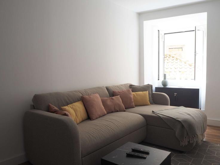 Sala de estar elegantemente projetada com móveis modernos em um apartamento no Building Rua Afonso de Albuquerque - ld-ninja-stays - 1383547 em Santa Maria Maior, Lisbon