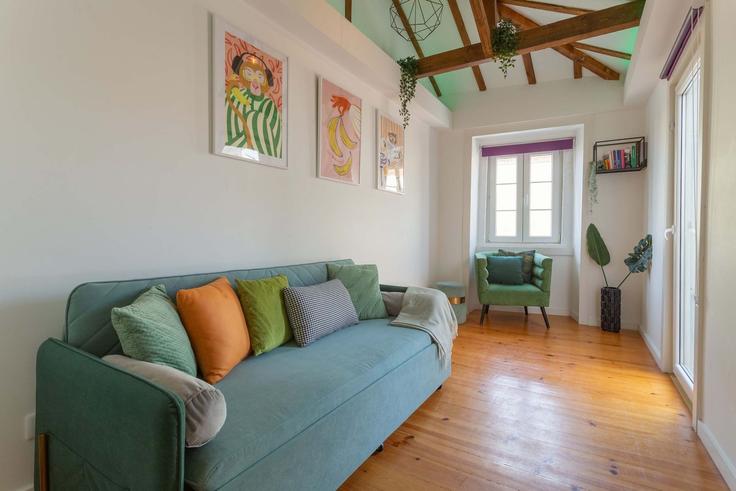 Sala de estar elegantemente projetada com móveis modernos em um apartamento no Building Rua do Benformoso - ld-ninja-stays - 1383548 em Santa Maria Maior, Lisbon