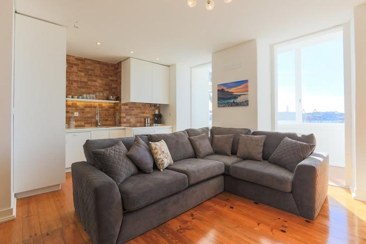 Salle de séjour élégante avec mobilier moderne dans un appartement à Building Travessa da Amoreira - ld-ninja-stays - 1383550 à Estrela, Lisbon