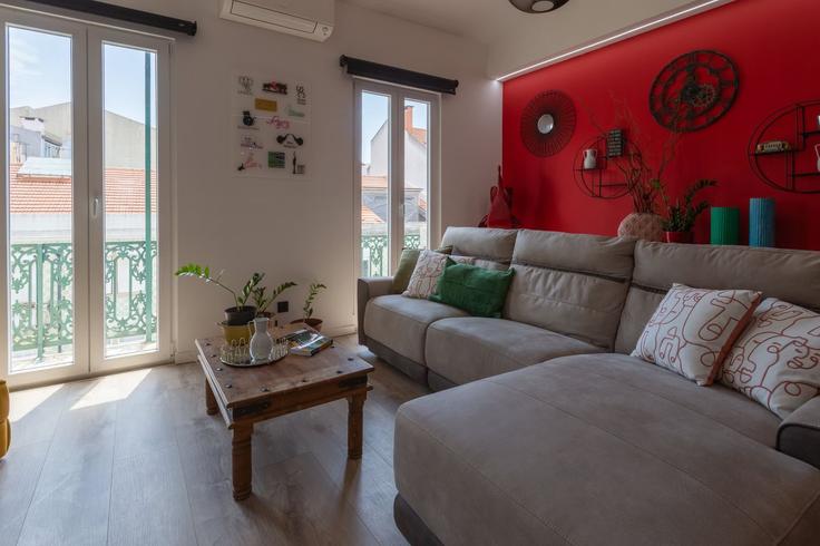Elegant gestaltetes Wohnzimmer mit moderner Einrichtung in einer Wohnung im Building Rua Bernardim Ribeiro - ld-ninja-stays - 1530422 in Santo António, Lisbon Elegant gestaltetes Wohnzimmer mit moderner Einrichtung in einer Wohnung im Building Rua Bernardim Ribeiro - ld-ninja-stays - 1530422 in Santo António, Lisbon