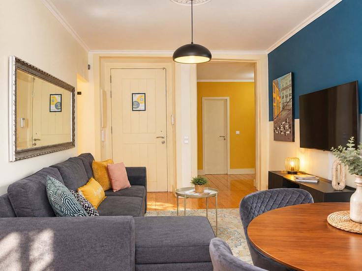 Elegant gestaltetes Wohnzimmer mit moderner Einrichtung in einer Wohnung im Building Travessa do Oleiro - ld-ninja-stays - 1461788 in Misericórdia, Lisbon Elegant gestaltetes Wohnzimmer mit moderner Einrichtung in einer Wohnung im Building Travessa do Oleiro - ld-ninja-stays - 1461788 in Misericórdia, Lisbon