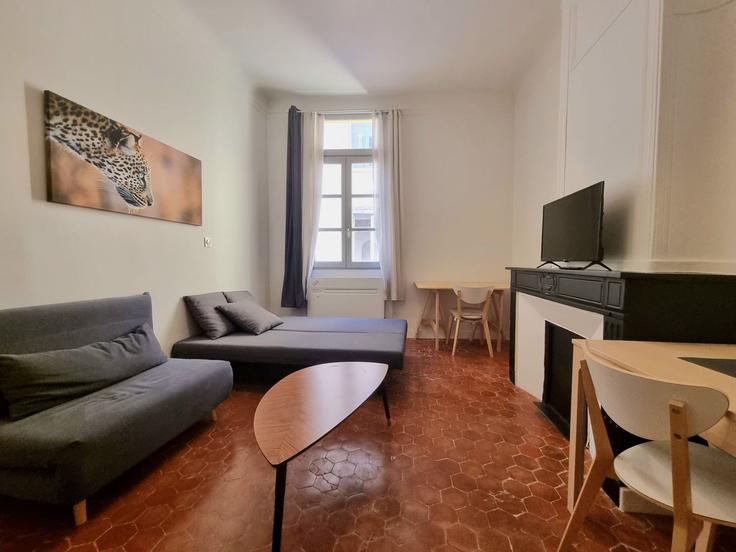 Salle de séjour élégante avec mobilier moderne dans un appartement à Building Rue des Epinaux - le-mazarin-conciergerie - 1367320 à Aix-en-Provence, Aix-en-Provence Salle de séjour élégante avec mobilier moderne dans un appartement à Building Rue des Epinaux - le-mazarin-conciergerie - 1367320 à Aix-en-Provence, Aix-en-Provence