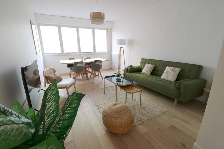 Sala de estar elegantemente projetada com móveis modernos em um apartamento no Building Rue Bréguet - le-porte-clefs - 1537419 em 11th arrondissement, Paris