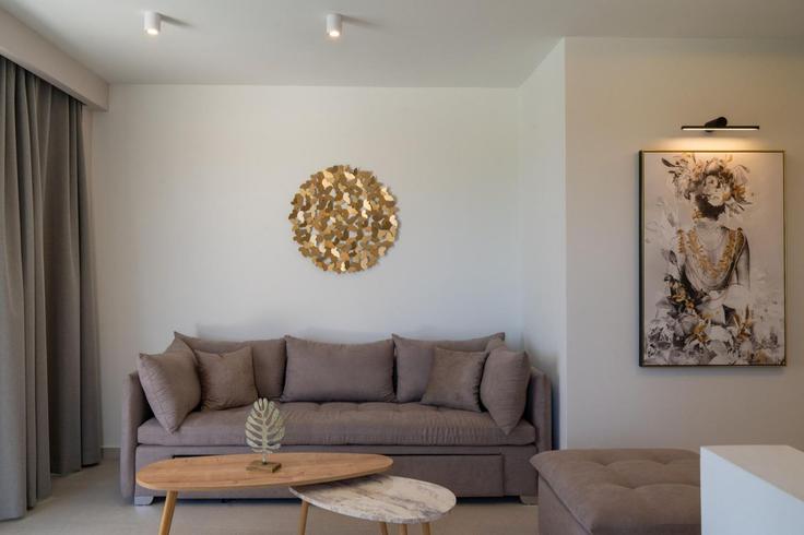 Elegant gestaltetes Wohnzimmer mit moderner Einrichtung in einer Wohnung im Building Arkadi - leaderstay - 1026142 - ATH in Rethymno, Rethymno