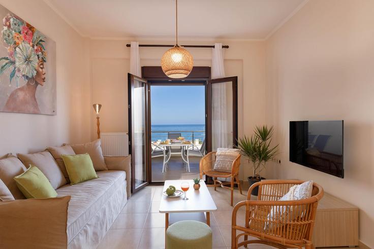 Elegante sala de estar con mobiliario moderno en un apartamento en Building Sfakaki - leaderstay - 1042363 en Sfakaki, Rethymno Elegante sala de estar con mobiliario moderno en un apartamento en Building Sfakaki - leaderstay - 1042363 en Sfakaki, Rethymno