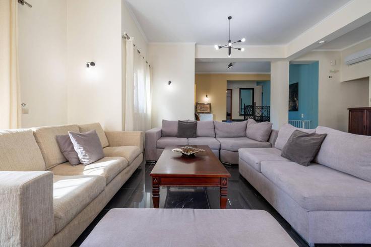 Sala de estar elegantemente projetada com móveis modernos em um apartamento no Building Laganas - leaderstay - 1321363 em Zakinthos, Zakynthos