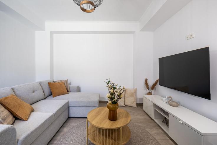 Salle de séjour élégante avec mobilier moderne dans un appartement à Building Eparchiaki Odos Pantokratora - Katastariou - leaderstay - 1369406 à Romiri, Zakynthos Salle de séjour élégante avec mobilier moderne dans un appartement à Building Eparchiaki Odos Pantokratora - Katastariou - leaderstay - 1369406 à Romiri, Zakynthos