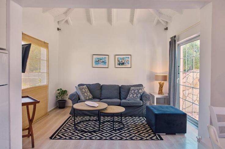 Elegante sala de estar con mobiliario moderno en un apartamento en Building Vasilikos - leaderstay - 1039612 - ATH en Vasilikos, Zakynthos Elegante sala de estar con mobiliario moderno en un apartamento en Building Vasilikos - leaderstay - 1039612 - ATH en Vasilikos, Zakynthos