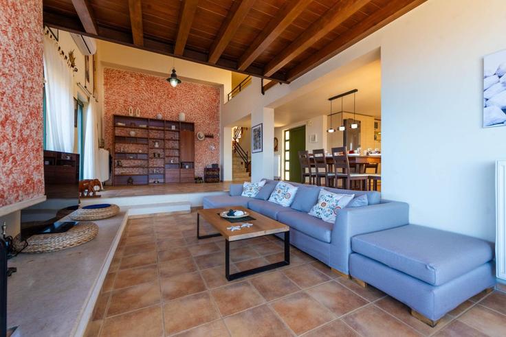 Salle de séjour élégante avec mobilier moderne dans un appartement à Building A2 Happy Cretan - leaderstay - 1347455 à Ξηρόκαμπος (Μαλεβιζίου), Heraklion