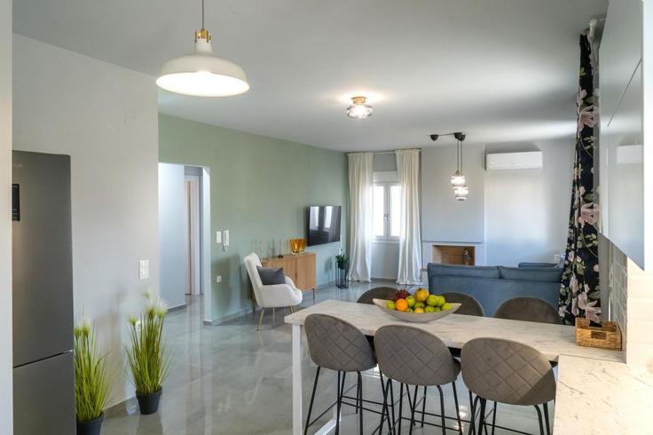 Elegante sala de estar con mobiliario moderno en un apartamento en Building Λασιθίου - leaderstay - 409122 - ATH en Analipsi, Heraklion