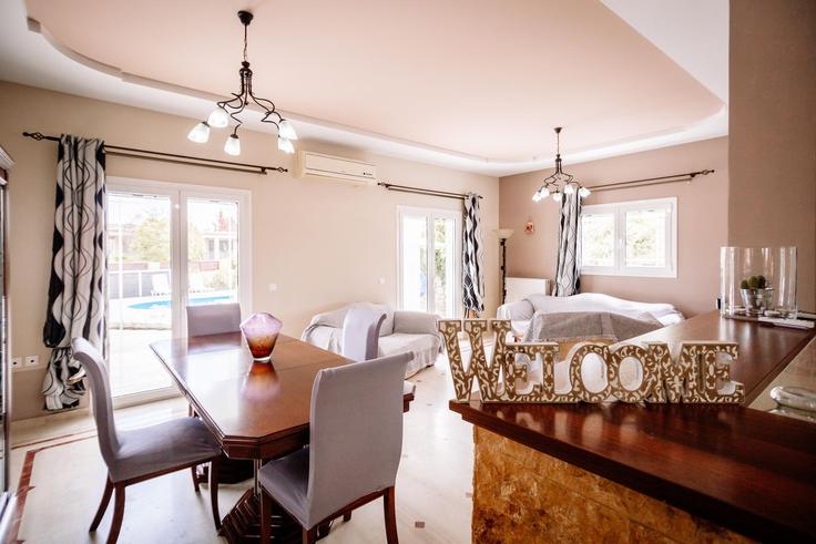 Sala de estar elegantemente projetada com móveis modernos em um apartamento no Building Eparchiaki Odos Zakinthou - Volimon - leaderstay - 1351870 em Agios Kirikos, Zakynthos Sala de estar elegantemente projetada com móveis modernos em um apartamento no Building Eparchiaki Odos Zakinthou - Volimon - leaderstay - 1351870 em Agios Kirikos, Zakynthos