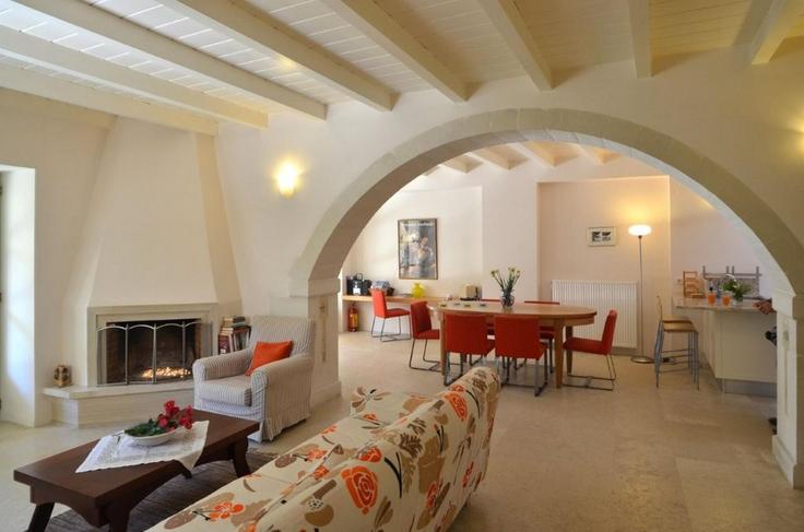 Elegant gestaltetes Wohnzimmer mit moderner Einrichtung in einer Wohnung im Building Eparchiaki Odos Rethimou-Agias Galinis - leaderstay - 1382500 in Armeni, Rethymno