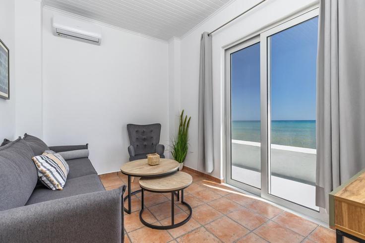 Salle de séjour élégante avec mobilier moderne dans un appartement à Building Argassi - leaderstay - 1094619 à Argassi, Zakynthos