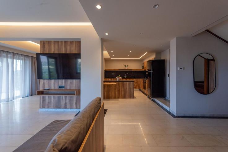 Elegante sala de estar con mobiliario moderno en un apartamento en Building Krionerida - leaderstay - 1359067 en Georgioupoli, Chania