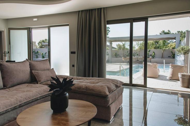 Sala de estar elegantemente projetada com móveis modernos em um apartamento no Building RQR4+VG - leaderstay - 1336879 em Katastari, Zakynthos