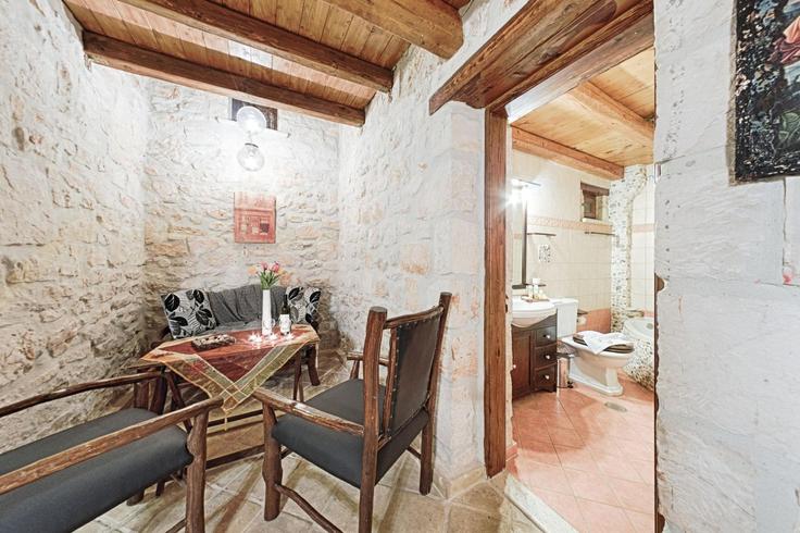 Sala de estar elegantemente projetada com móveis modernos em um apartamento no Building Ano Volima - leaderstay - 1352694 em Zakynthos, Zakynthos