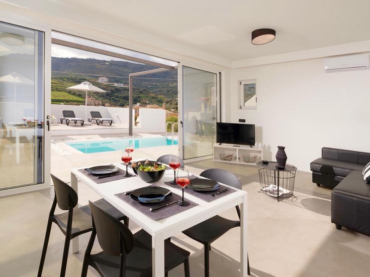 Salle de séjour élégante avec mobilier moderne dans un appartement à Building A10 AG.Pelagia Beach - leaderstay - 1343285 à Xirokampos, Heraklion
