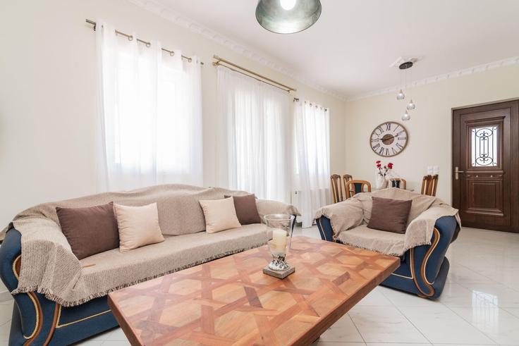 Sala de estar elegantemente projetada com móveis modernos em um apartamento no Building Eparchiaki Odos Sarakinas - Agiou Kirika - leaderstay - 1359068 em Vanato, Zakynthos Sala de estar elegantemente projetada com móveis modernos em um apartamento no Building Eparchiaki Odos Sarakinas - Agiou Kirika - leaderstay - 1359068 em Vanato, Zakynthos