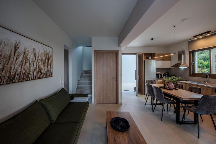 Elegant gestaltetes Wohnzimmer mit moderner Einrichtung in einer Wohnung im Building Arkadi - leaderstay - 1026141 - ATH in Rethymno, Rethymno