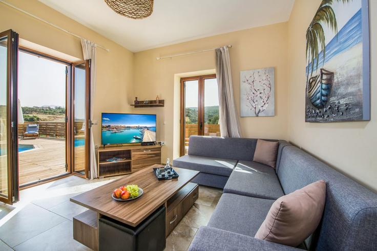 Elegante sala de estar con mobiliario moderno en un apartamento en Building Kyrianna - leaderstay - 1628889 en Rethymno, Rethymno Elegante sala de estar con mobiliario moderno en un apartamento en Building Kyrianna - leaderstay - 1628889 en Rethymno, Rethymno