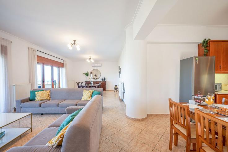 Elegante sala de estar con mobiliario moderno en un apartamento en Building Adelanios kampos - leaderstay - 1634020 en Rethymno, Rethymno Elegante sala de estar con mobiliario moderno en un apartamento en Building Adelanios kampos - leaderstay - 1634020 en Rethymno, Rethymno
