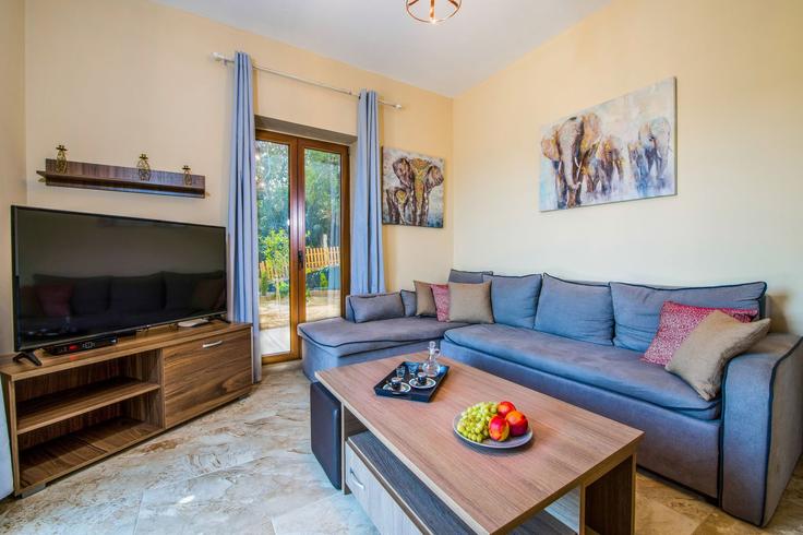Elegante sala de estar con mobiliario moderno en un apartamento en Building Kyrianna - leaderstay - 1634019 en Rethymno, Rethymno Elegante sala de estar con mobiliario moderno en un apartamento en Building Kyrianna - leaderstay - 1634019 en Rethymno, Rethymno