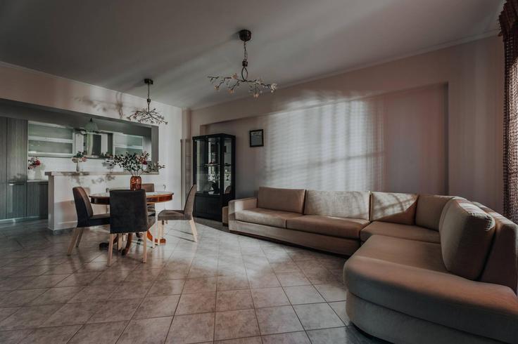 Sala de estar elegantemente projetada com móveis modernos em um apartamento no Building Arkadii - leaderstay - 1347457 em Zakinthos, Zakynthos Sala de estar elegantemente projetada com móveis modernos em um apartamento no Building Arkadii - leaderstay - 1347457 em Zakinthos, Zakynthos