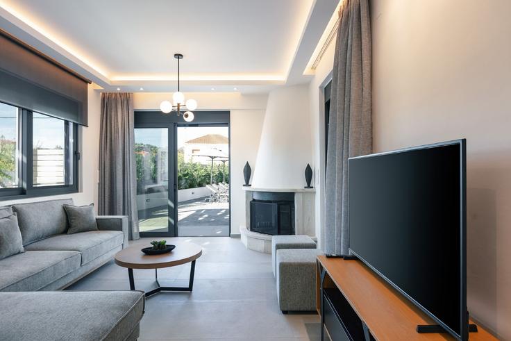 Sala de estar elegantemente projetada com móveis modernos em um apartamento no Building Πρίνος 740 52 - leaderstay - 1642733 em Prinos, Rethymno