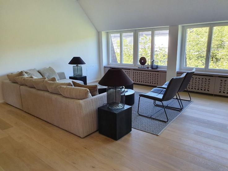 Elegant gestaltetes Wohnzimmer mit moderner Einrichtung in einer Wohnung im Building Bahnhofstrasse - lebijou-apart-hotel - 1580658 in District 1, Zurich Elegant gestaltetes Wohnzimmer mit moderner Einrichtung in einer Wohnung im Building Bahnhofstrasse - lebijou-apart-hotel - 1580658 in District 1, Zurich