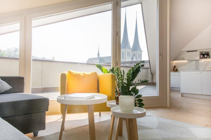 Lucerne LucerneのBuilding Löwenstrasse - lebijou-apart-hotel - 1580677のアパートメントにある、モダンな家具を備えたエレガントなデザインのリビングルーム Lucerne LucerneのBuilding Löwenstrasse - lebijou-apart-hotel - 1580677のアパートメントにある、モダンな家具を備えたエレガントなデザインのリビングルーム