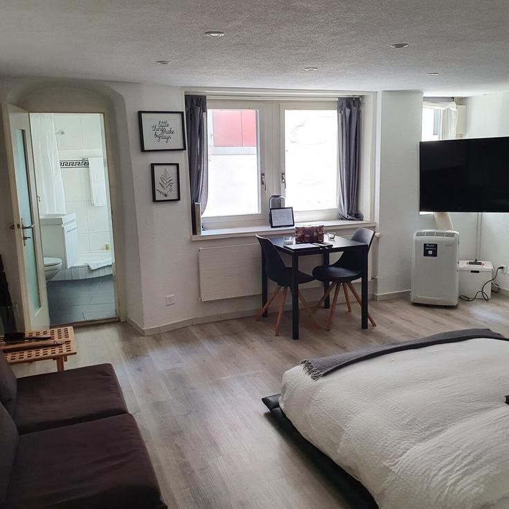 Elegante sala de estar con mobiliario moderno en un apartamento en Building Schanz - lebijou-apart-hotel - 1580673 en Zug, Zug Elegante sala de estar con mobiliario moderno en un apartamento en Building Schanz - lebijou-apart-hotel - 1580673 en Zug, Zug