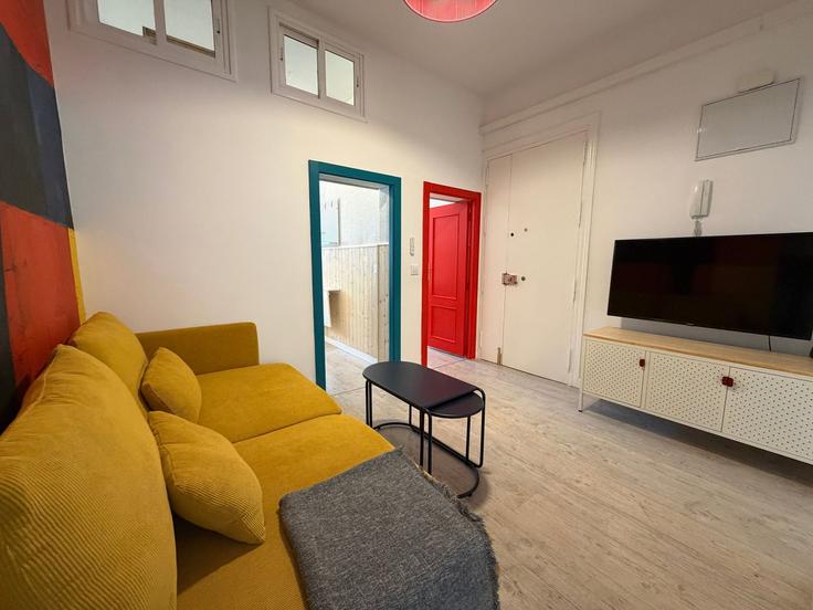 Elegante sala de estar con mobiliario moderno en un apartamento en Building Calle de Echegaray - lemon-and-other-stories - 1529162 en Centro, Madrid Elegante sala de estar con mobiliario moderno en un apartamento en Building Calle de Echegaray - lemon-and-other-stories - 1529162 en Centro, Madrid