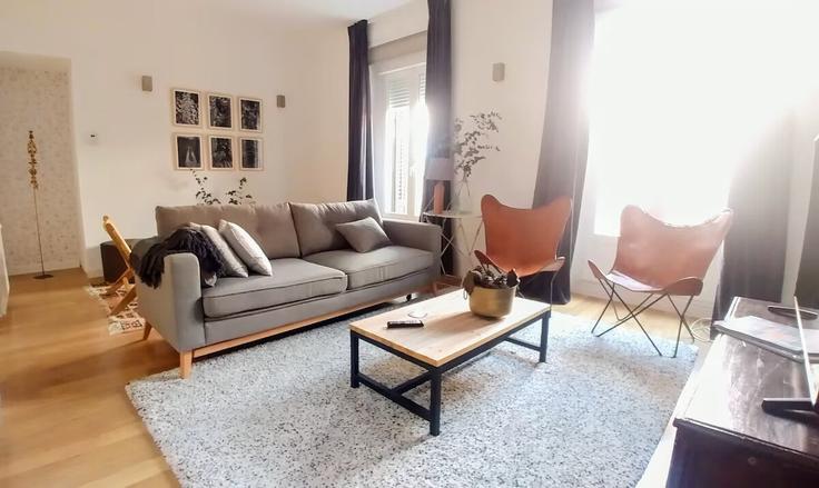 Elegante sala de estar con mobiliario moderno en un apartamento en Building Calle de Velarde - lemon-and-other-stories - 1529166 en Centro, Madrid Elegante sala de estar con mobiliario moderno en un apartamento en Building Calle de Velarde - lemon-and-other-stories - 1529166 en Centro, Madrid