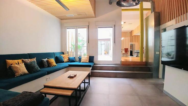 Elegante sala de estar con mobiliario moderno en un apartamento en Building Calle de Cenicero - lemon-and-other-stories - 1529165 en Centro, Madrid Elegante sala de estar con mobiliario moderno en un apartamento en Building Calle de Cenicero - lemon-and-other-stories - 1529165 en Centro, Madrid