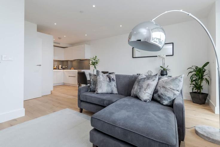 Elegant gestaltetes Wohnzimmer mit moderner Einrichtung in einer Wohnung im Building Lombard Road - let-club-ltd - 1594692 in London Borough of Wandsworth, London Elegant gestaltetes Wohnzimmer mit moderner Einrichtung in einer Wohnung im Building Lombard Road - let-club-ltd - 1594692 in London Borough of Wandsworth, London