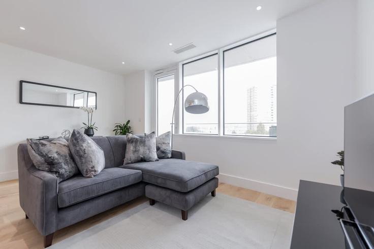 Sala de estar elegantemente projetada com móveis modernos em um apartamento no Building Lombard Road - let-club-ltd - 1594692 em London Borough of Wandsworth, London