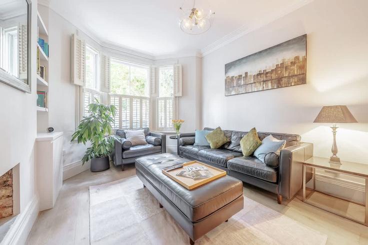 Elegant gestaltetes Wohnzimmer mit moderner Einrichtung in einer Wohnung im Building Vauxhall Grove - let-club-ltd - 1356446 in London Borough of Lambeth, London