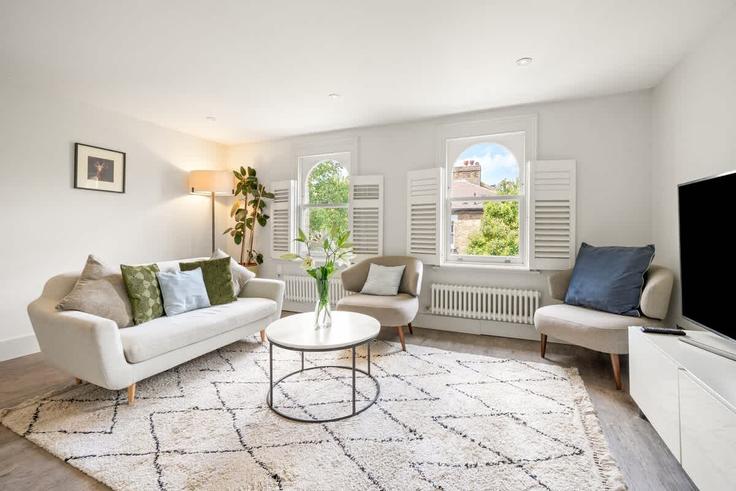 Elegant gestaltetes Wohnzimmer mit moderner Einrichtung in einer Wohnung im Building Vauxhall Grove - let-club-ltd - 1356453 in London Borough of Lambeth, London