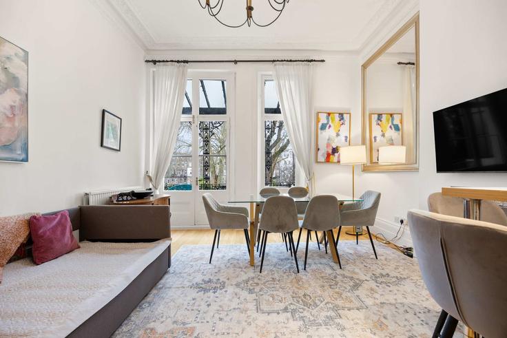 Elegante sala de estar con mobiliario moderno en un apartamento en Building Warwick Road - let-club-ltd - 1356457 en Royal Borough of Kensington and Chelsea, London