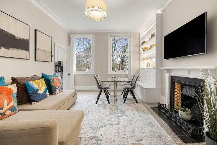 Elegante sala de estar con mobiliario moderno en un apartamento en Building Warwick Road - let-club-ltd - 1356458 en Royal Borough of Kensington and Chelsea, London