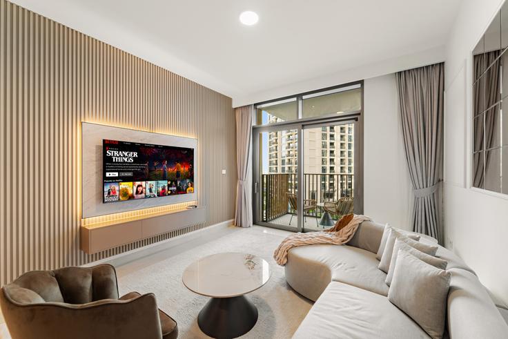 Sala de estar elegantemente projetada com móveis modernos em um apartamento no Building Tariaq Bedon Esm - let2rent-hostaway - 1225513 - DXB em Ras Al Khor, Dubai