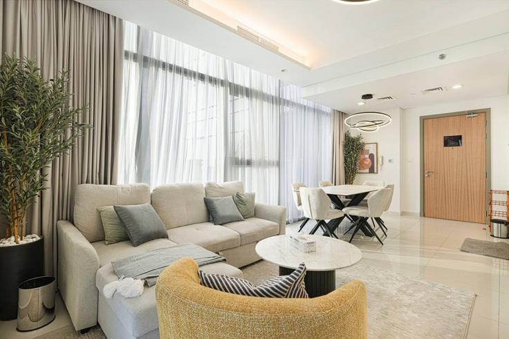 Elegant gestaltetes Wohnzimmer mit moderner Einrichtung in einer Wohnung im Building Al Mustaqbal Street - let2rent-hostaway - 1231566 - DXB in Business Bay, Dubai Elegant gestaltetes Wohnzimmer mit moderner Einrichtung in einer Wohnung im Building Al Mustaqbal Street - let2rent-hostaway - 1231566 - DXB in Business Bay, Dubai