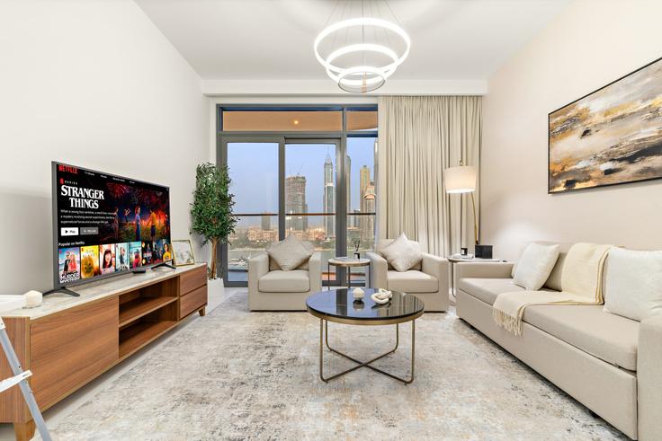 The Palm Jumeirah, Dubai에 위치한 Building Tariaq Bedon Esm - let2rent-hostaway - 1253850 - DXB 아파트의 세련된 인테리어가 돋보이는 거실 The Palm Jumeirah, Dubai에 위치한 Building Tariaq Bedon Esm - let2rent-hostaway - 1253850 - DXB 아파트의 세련된 인테리어가 돋보이는 거실