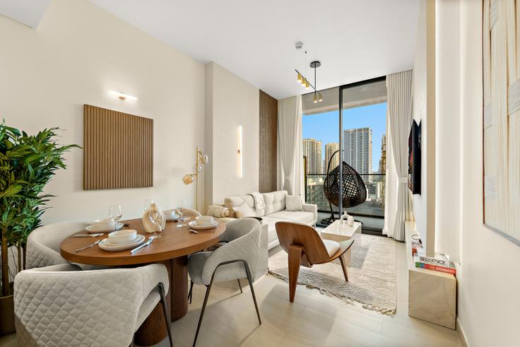 Dubai Jumeirah VillageのBuilding Bijada Boulevard North - let2rent-hostaway - 1287687 - DXBのアパートメントにある、モダンな家具を備えたエレガントなデザインのリビングルーム Dubai Jumeirah VillageのBuilding Bijada Boulevard North - let2rent-hostaway - 1287687 - DXBのアパートメントにある、モダンな家具を備えたエレガントなデザインのリビングルーム