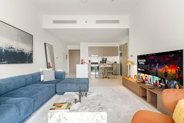 Sala de estar elegantemente projetada com móveis modernos em um apartamento no Building Sheikh Mohammed bin Rashid Boulevard - let2rent-hostaway - 1298106 - DXB em Downtown Dubai, Dubai